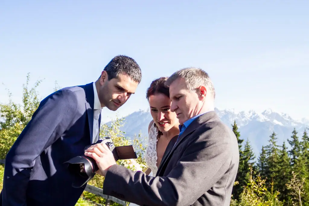 Bildbesprechung beim Paarshooting, damit das Brautpaar Sicherheit hat – Hochzeitsfotograf Andi Filzwieser