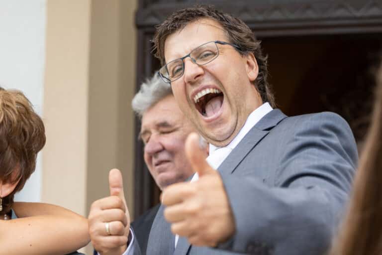 lachender Bräutigamt/Daumen hoch